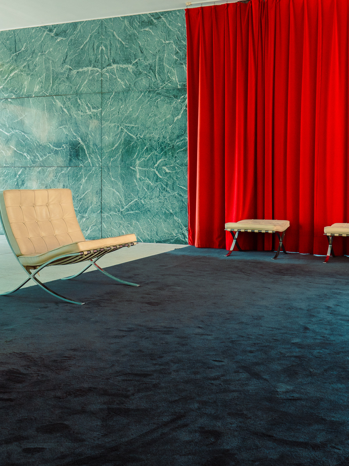 Le salon du Pavillon de Mies Van Der Rohe