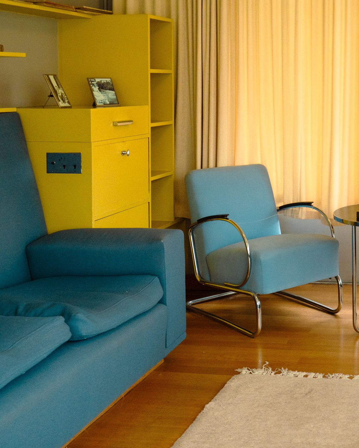 Un canap&eacute; est un fauteuil dispos&eacute;s dans un bureau situ&eacute; dans la maison Sonneveld