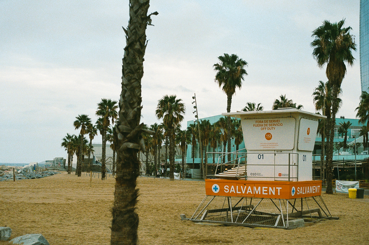 Poste d'observation sur la plage de Barcelone