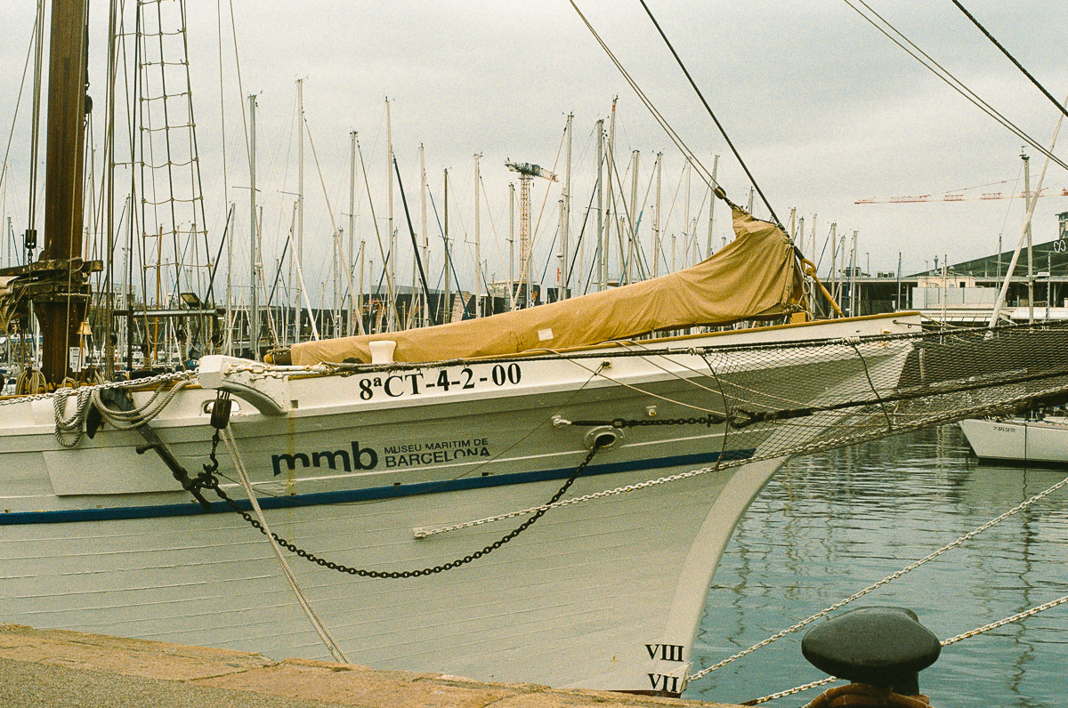 Sur les quais, les m&acirc;ts de bateaux